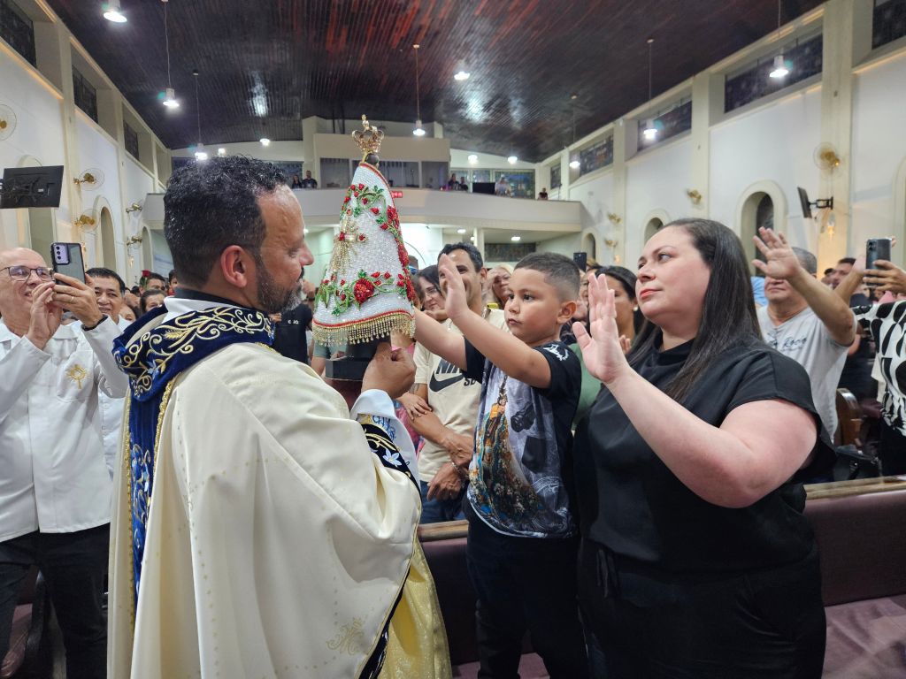 O brilho da fé: novo manto de Nossa Senhora do Rocio emociona fiéis em Paranaguá 3 20251101 204722 1