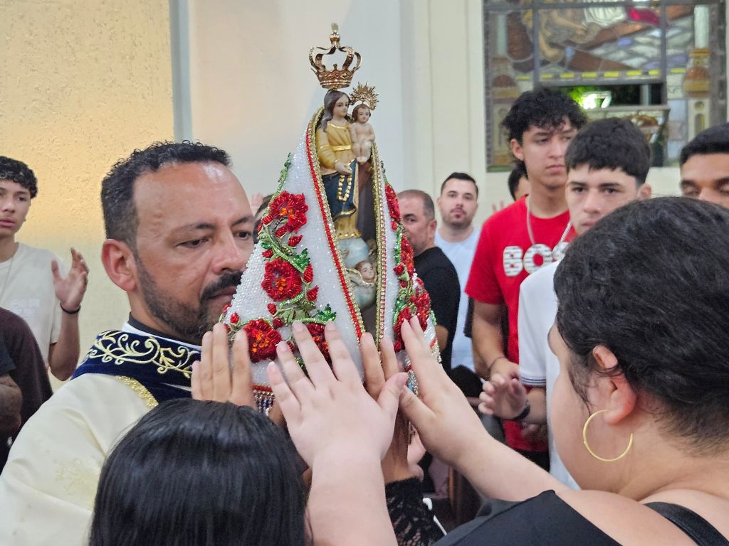 O brilho da fé: novo manto de Nossa Senhora do Rocio emociona fiéis em Paranaguá 5 20251101 204934 1