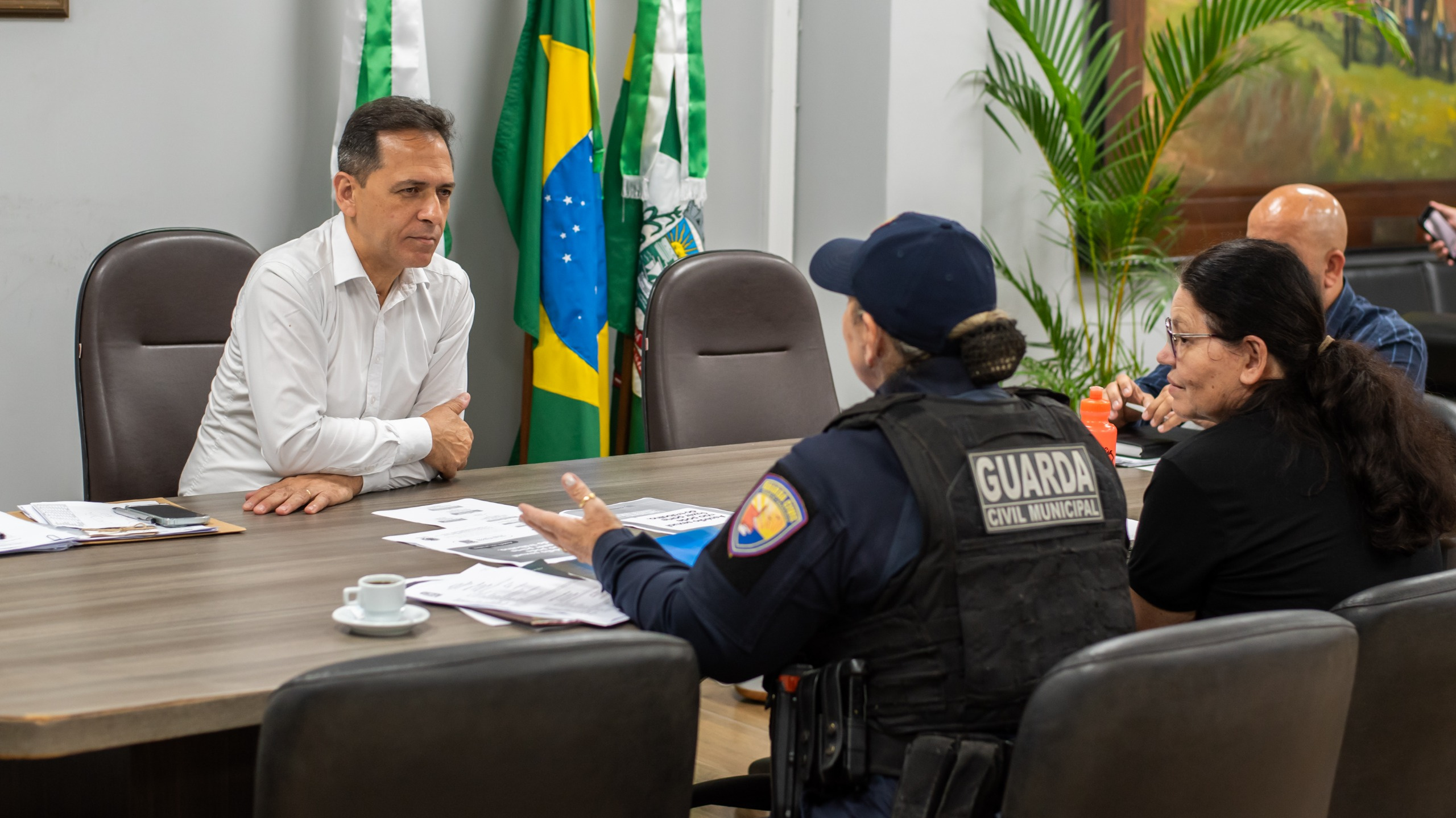 Prefeito Adriano Ramos se reúne com membros da CIPA para fortalecer ações de prevenção e segurança no trabalho 1 Durante o encontro, entre vários assuntos, foram discutidas medidas para ampliar os mecanismos de proteção e acolhimento às mulheres e aos servidores vítimas de assédio no ambiente de trabalho (Foto: Moyses Zanardo/Prefeitura de Paranaguá)