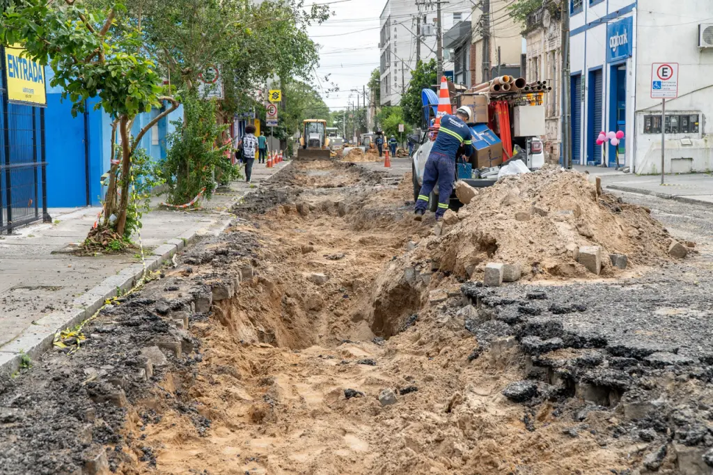 Prefeito acompanha ampliação das obras na rua Faria Sobrinho no centro de Paranaguá 2 2fariasobrinho