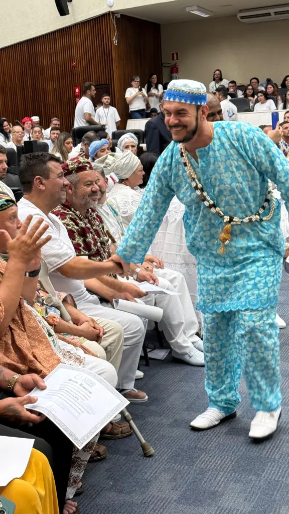 Foram entregues menções honrosas a 35 pessoas que contribuem para proteger, difundir e valorizar a umbanda no Paraná (Foto: Lederson Souza)