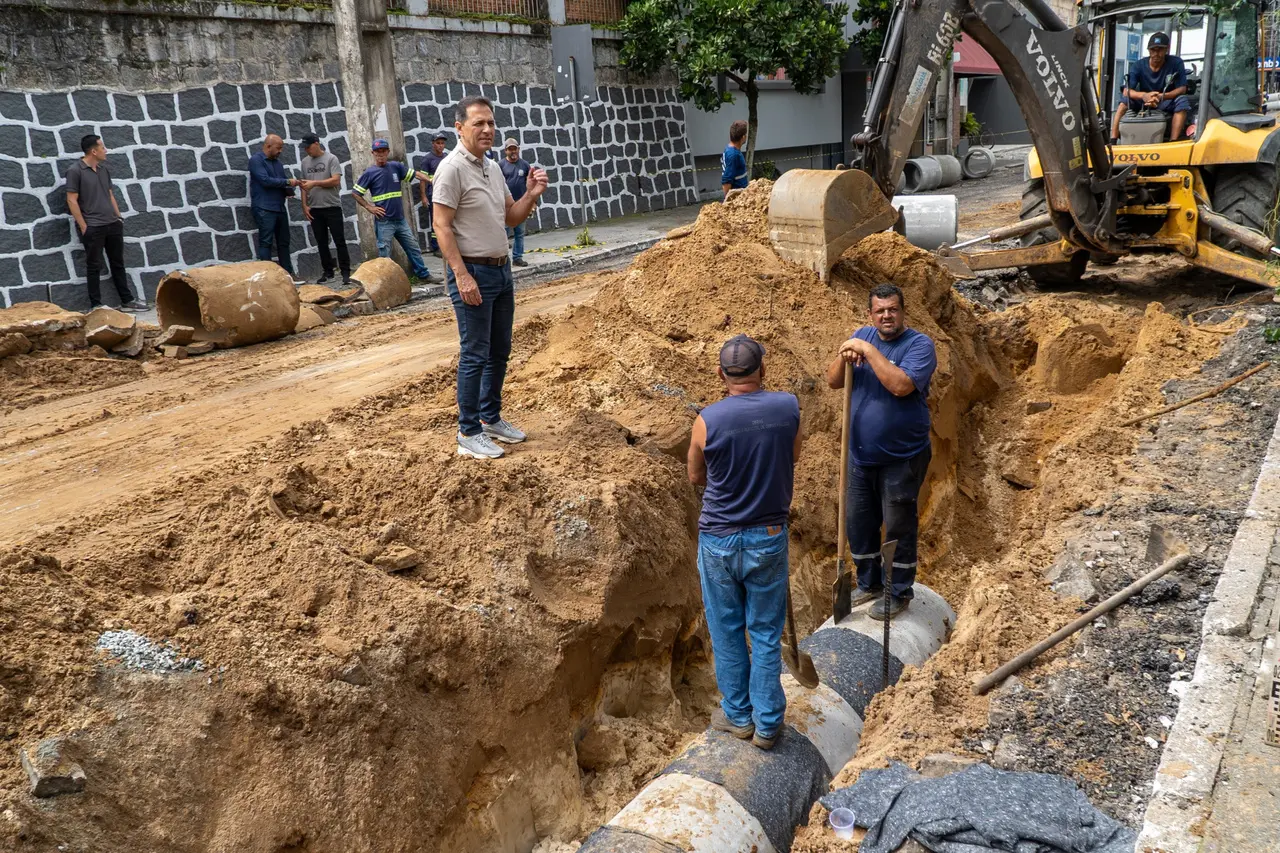 Prefeito acompanha ampliação das obras na rua Faria Sobrinho no centro de Paranaguá 1 3fariasobrinho