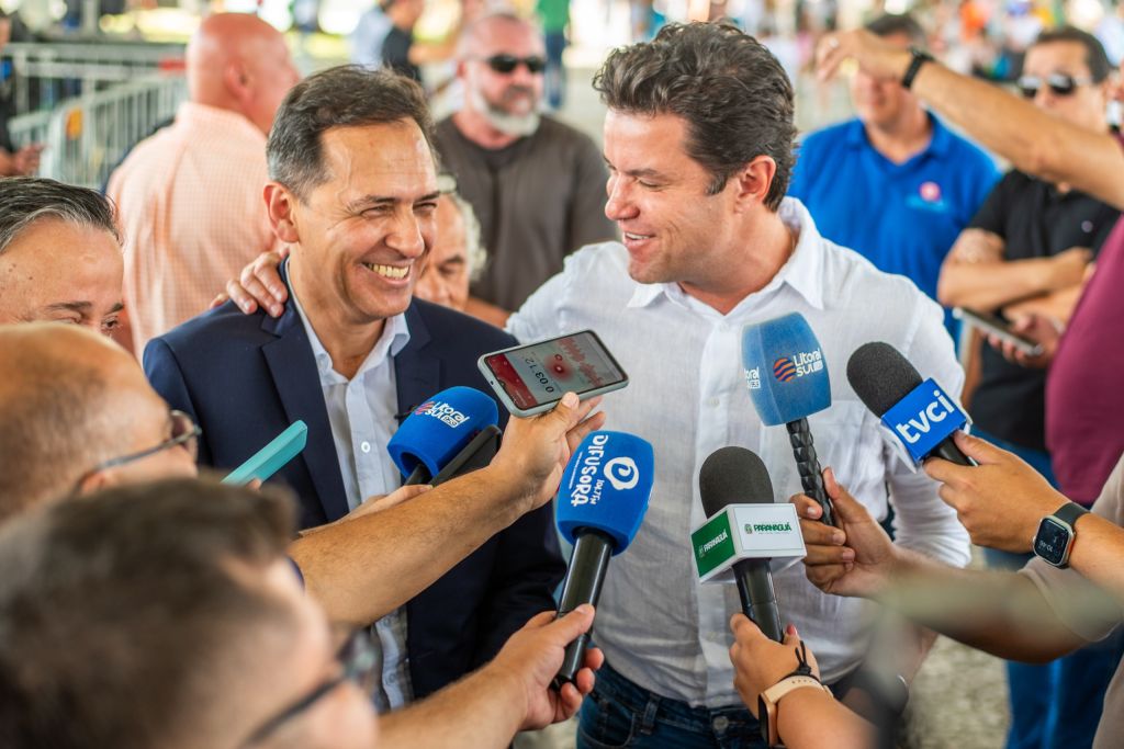Prefeito Adriano Ramos e Fabiana Parro entregam revitalização completa da Rua Professor Cleto ao lado do secretário Guto Silva 3 "Essa transformação que aconteceu aqui vai acontecer em vários pontos da cidade. É o maior programa de asfalto novo, a maior celebração de convênios com Paranaguá, serão R$100 milhões para deixar a cidade asfaltada assim", afirma o secretário de Estado das Cidades, Guto Silva (Foto: Moyses Zanardo e Wilson Leandro)