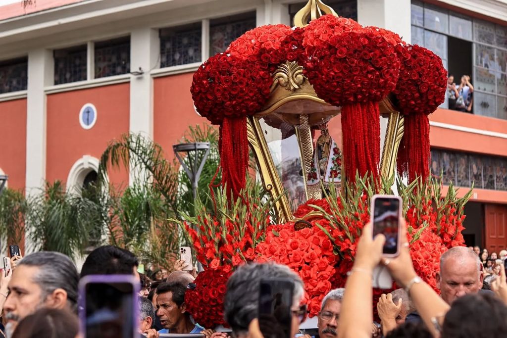 Procissões levam milhares de devotos às ruas de Paranaguá no ponto alto da 212.ª Festa do Rocio 3 564273329 18333261070233440 8561023789403951808 n