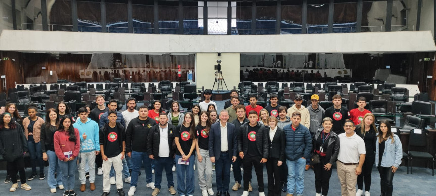 Alunos de Rio Bonito do Iguaçu visitam a Assembleia Legislativa 1 6vmvVMkMS0RysPRrb9uPCVZcOH6NY5saQ52uiNTn
