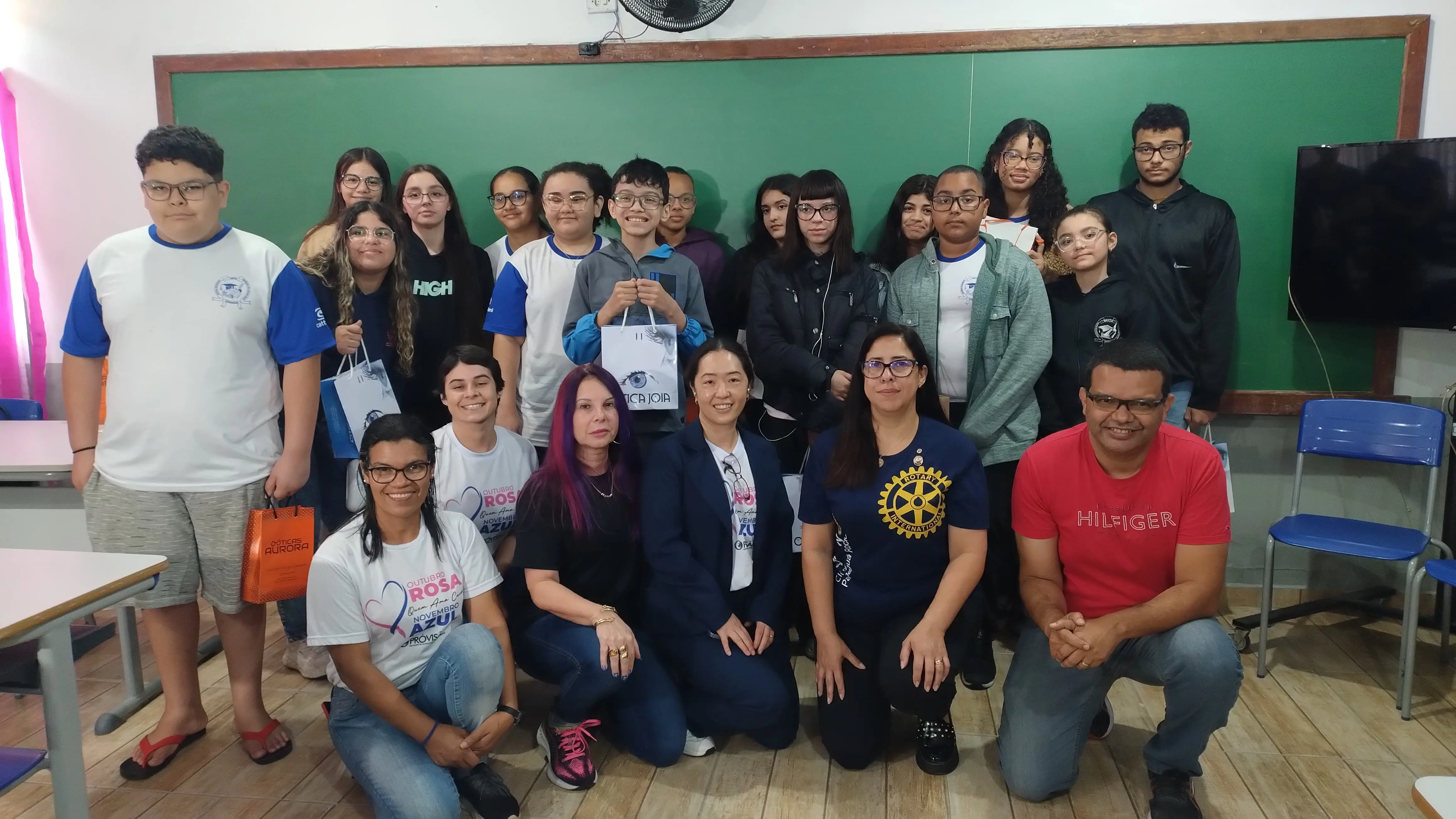 O projeto tem como foco a melhoria da qualidade de vida e do desempenho escolar de crianças e adolescentes por meio da doação de óculos de grau