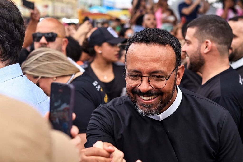 Procissões levam milhares de devotos às ruas de Paranaguá no ponto alto da 212.ª Festa do Rocio 2 “É realmente emocionante ver esses milhares de devotos reunidos, vindo de diversas partes do país para expressar sua fé”, destacou o reitor do Santuário do Rocio, padre Dirson Gonçalves (Foto: Santuário do Rocio)
