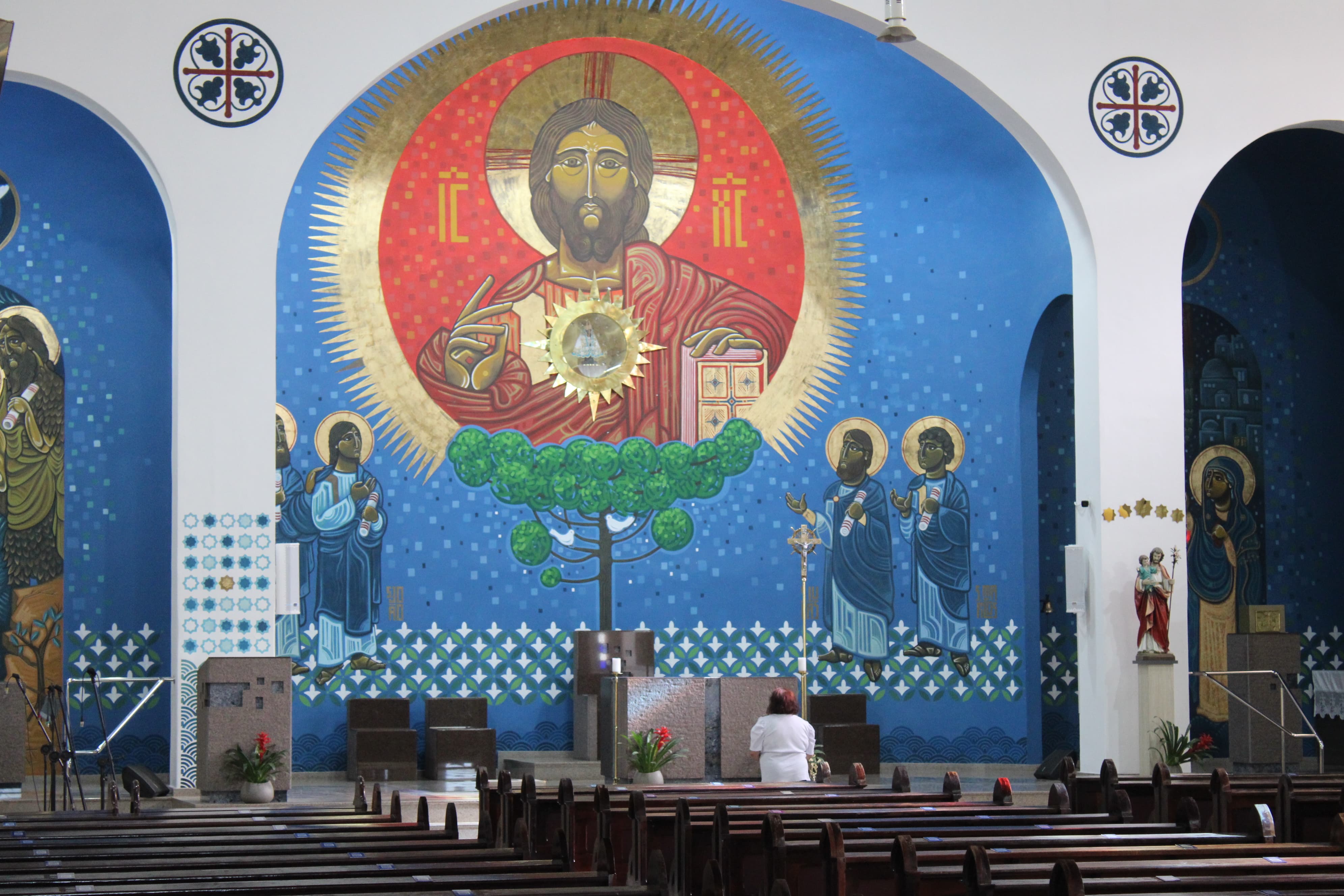 Nossa Senhora do Rocio está presente em cada canto da cidade, nas cores das fachadas antigas, nas pinturas que adornam capelas e salões, nas esculturas de madeira esculpidas com fé, nos bordados que contam histórias silenciosas (Foto: Folha do Litoral News)