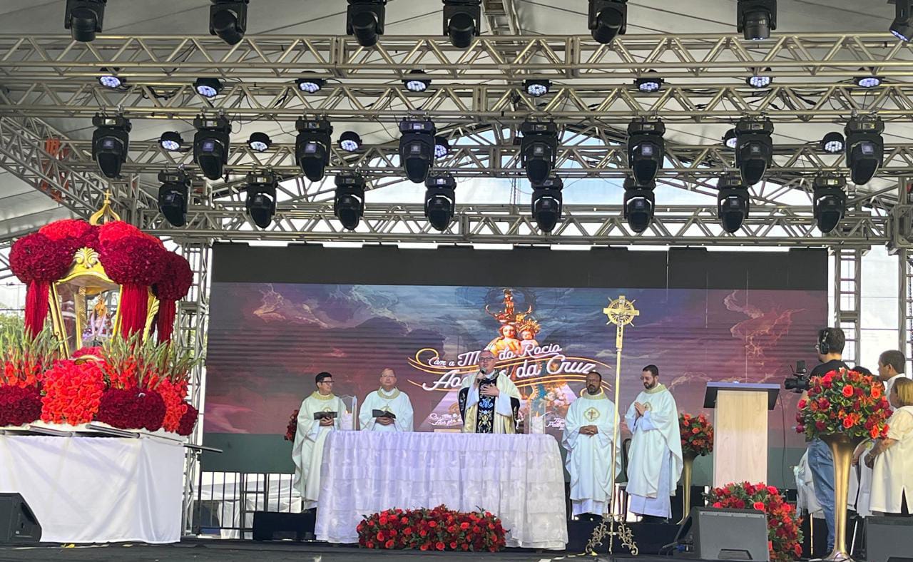Missa Solene Campal em honra à Nossa Senhora do Rocio foi celebrada com milhares de devotos em Paranaguá 1 A celebração, realizada na Praça da Fé, no palco principal da 212ª Festa Estadual de Nossa Senhora do Rocio, montado em frente ao seu Santuário, é um dos momentos mais aguardados e tradicionais do evento (Foto: Folha do Litoral News)