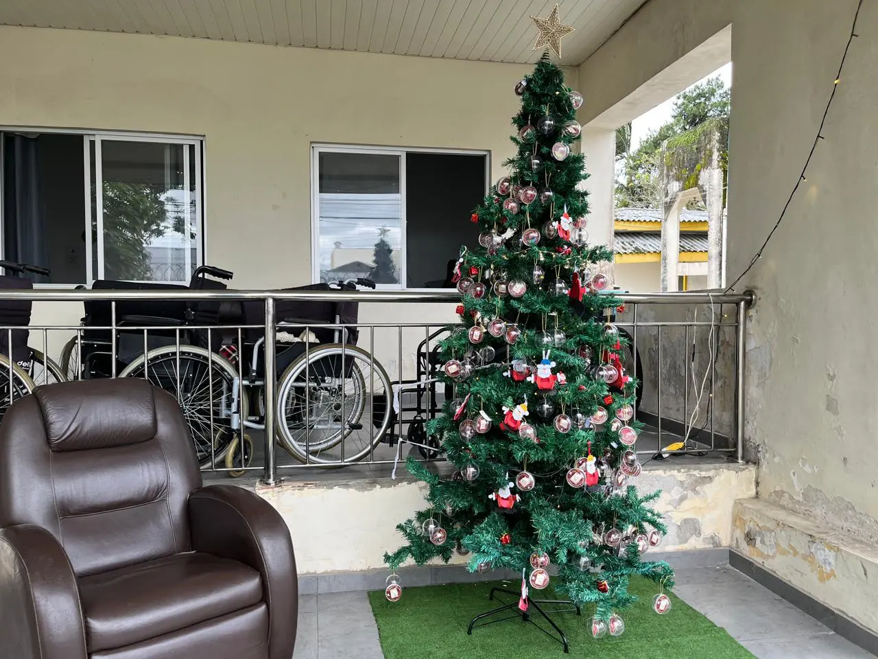 A entrega dos presentes acontecerá no dia 19 de dezembro e pode ser feita pelos colaboradores do Lar ou diretamente pelo doador ao idoso escolhido, conforme a preferência de cada um (Foto: Folha do Litoral News)