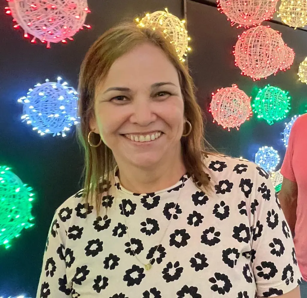 “Como admiradora e falante da Língua Portuguesa, eu a respeito muito e, um dia para homenageá-la é muito importante”, afirma a professora de Língua Portuguesa do Colégio Estadual Bento Munhoz da Rocha Neto, em Paranaguá, Neuli da Costa Passos (Foto: Arquivo pessoal)