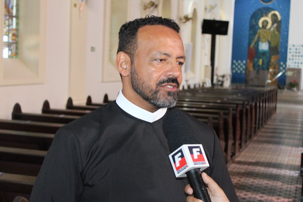 O Missionário Redentorista e Reitor do Santuário Estadual de Nossa Senhora do Rocio, Padre Dirson Gonçalves convida os moradores a enfeitar suas casas para a passagem da Santa (Foto: Folha do Litoral News)