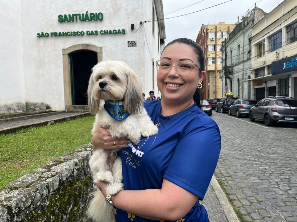  “A gente preparou tudo com muito carinho e amor, para a Nossa Senhora e também para que os pets participem com a gente e recebam as bênçãos e a proteção de Nossa Senhora do Rocio”, ressaltou Camila Fernandes, da coordenação do Passeio Pet e agente pastoral no Santuário do Rocio (Foto: Folha do Litoral News)