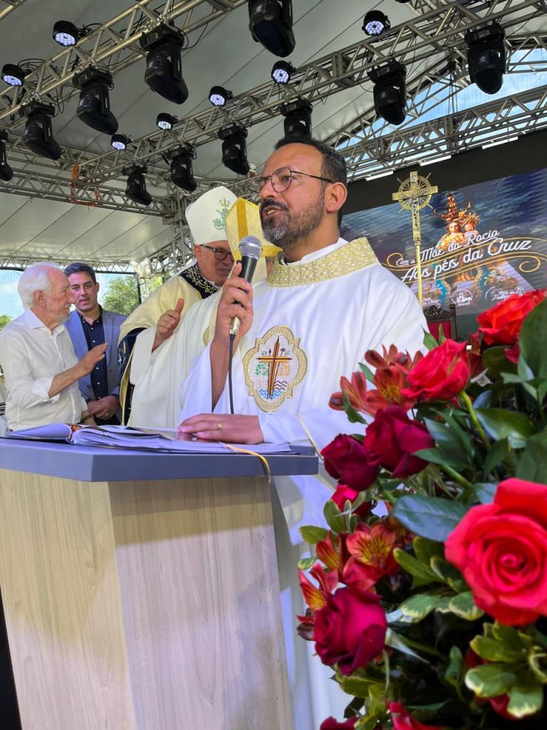 Missa Solene Campal em honra à Nossa Senhora do Rocio foi celebrada com milhares de devotos em Paranaguá 3 O reitor do Santuário, padre Dirson Gonçalves, ressaltou a presença de autoridades e lideranças religiosas (Foto: Folha do Litoral News)