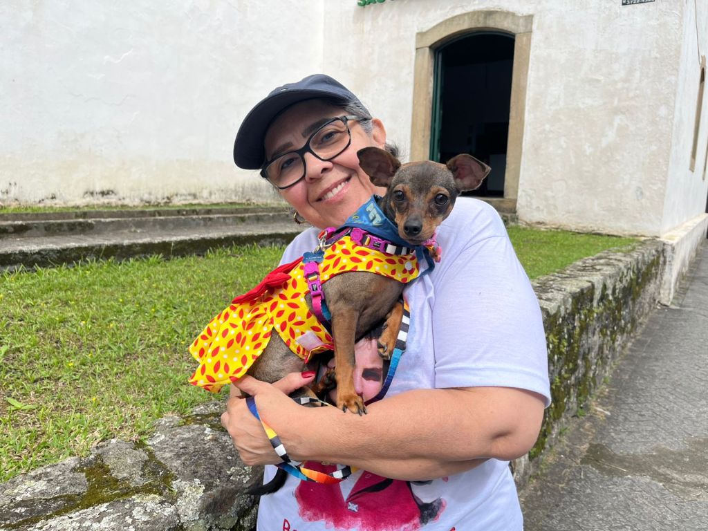  “Participar é uma graça muito grande, porque abençoa tanto a gente quanto nossos cachorrinhos, nossos pets”, afirmou a participante Beatriz Cardoso da Silva (Foto: Folha do Litoral News)