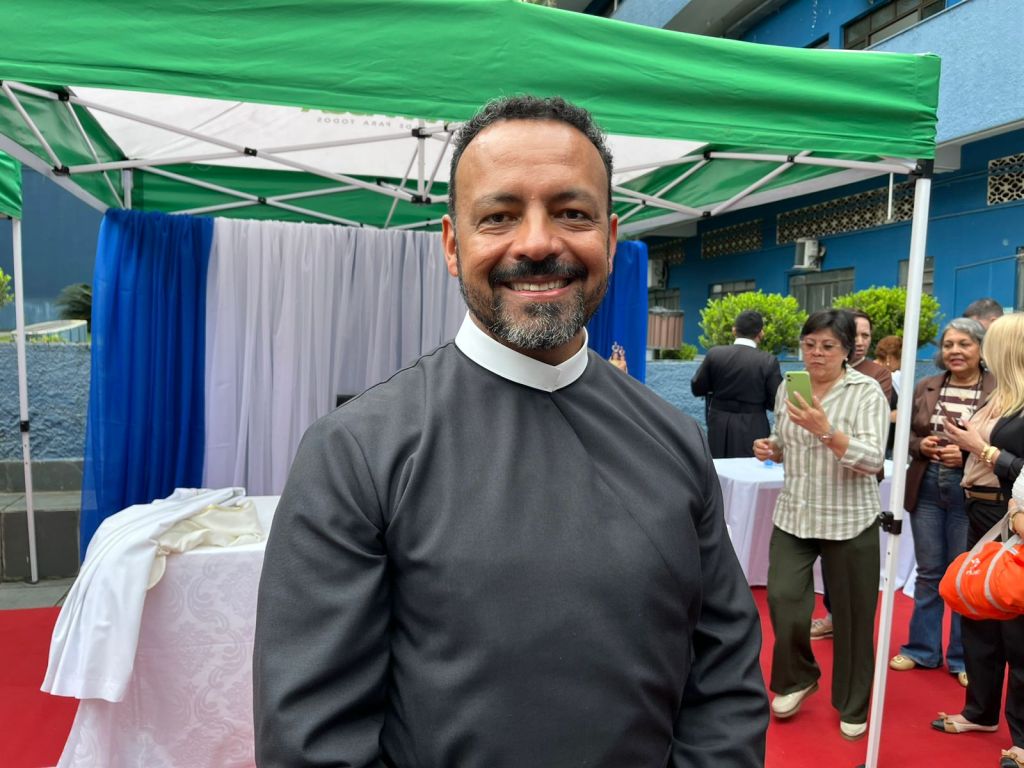 “Que Nossa Senhora e nosso Deus poderoso abençoe a todos que trabalham aqui e, a partir daqui, toda a nossa cidade”, ressaltou o padre Dirson Gonçalves (Foto: Folha do Litoral News)