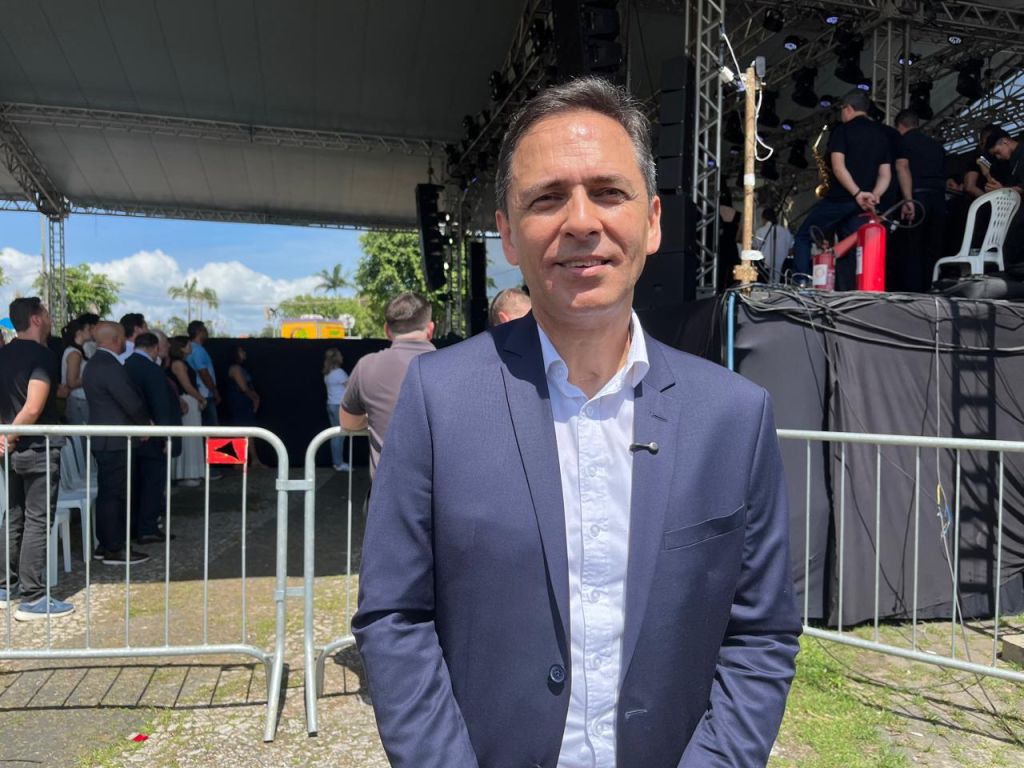Missa Solene Campal em honra à Nossa Senhora do Rocio foi celebrada com milhares de devotos em Paranaguá 7 Para o prefeito de Paranaguá, Adriano Ramos, que esteve presente na missa, o momento fortalece a fé e proporciona a renovação espiritual (Foto: Folha do Litoral News)