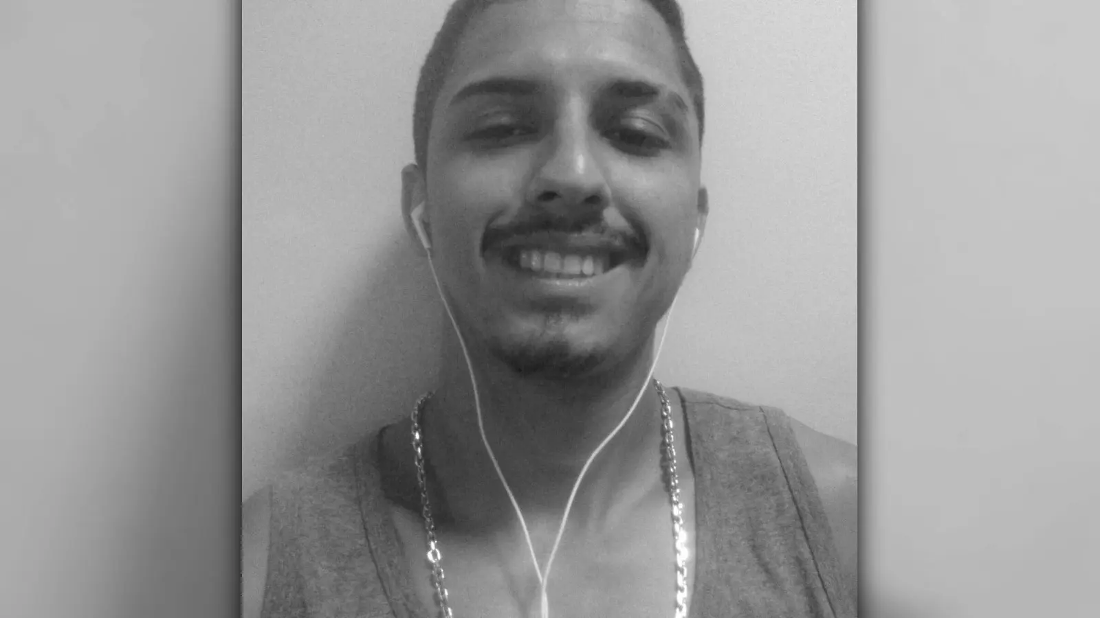 Rapaz é executado com mais 20 disparos de arma de fogo dentro de uma distribuidora em Paranaguá 1 Cristiano Jose Modesto da Silva, de 27 anos, foi alvejado por mais de 20 disparos de arma de fogo, enquanto estava no caixa da distribuidora de bebidas – Foto: Redes Sociais