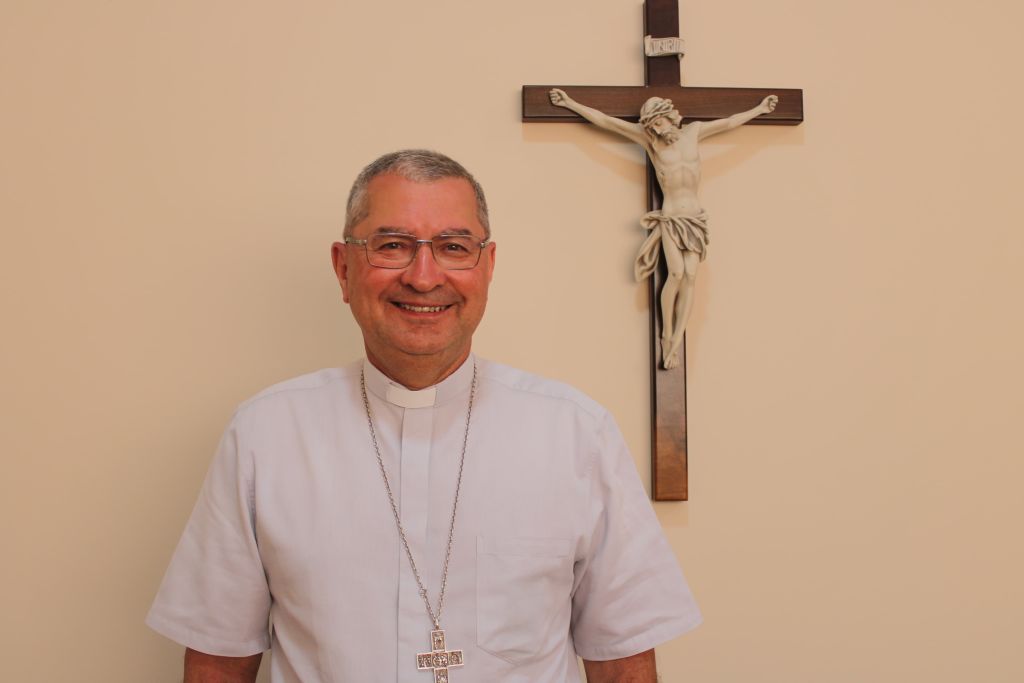 Dom Paulo Romão fala sobre emoção e fé em sua primeira Festa de Nossa Senhora do Rocio 2 Para o bispo, cada fiel que participa traz consigo uma prece, uma história e um pedaço de sua vida. Cada passo na procissão, cada olhar voltado à imagem de Nossa Senhora do Rocio, carrega um desejo, uma lembrança, uma esperança (Foto: Folha do Litoral News)