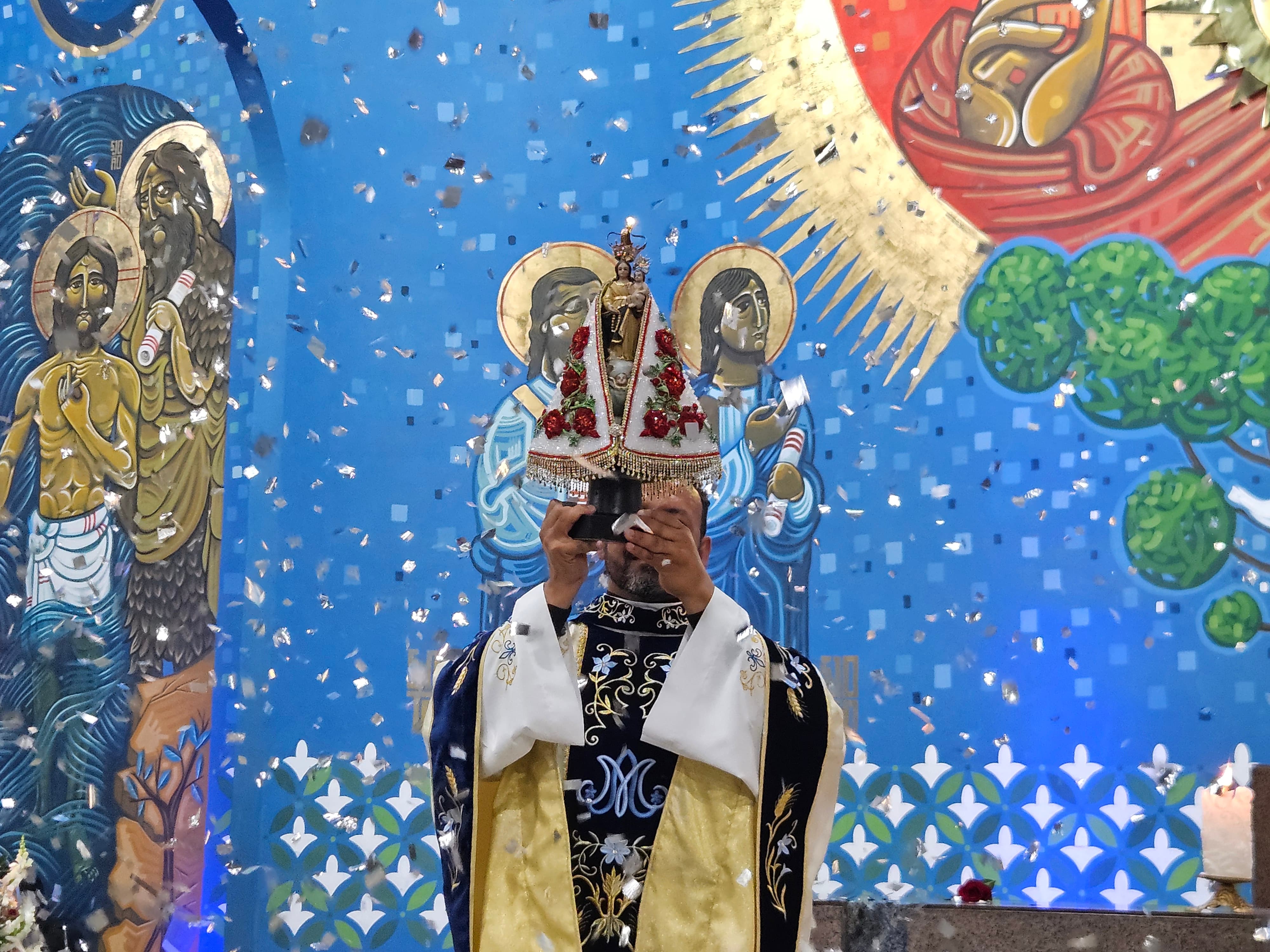 O brilho da fé: novo manto de Nossa Senhora do Rocio emociona fiéis em Paranaguá 1 Foto 1 47 1