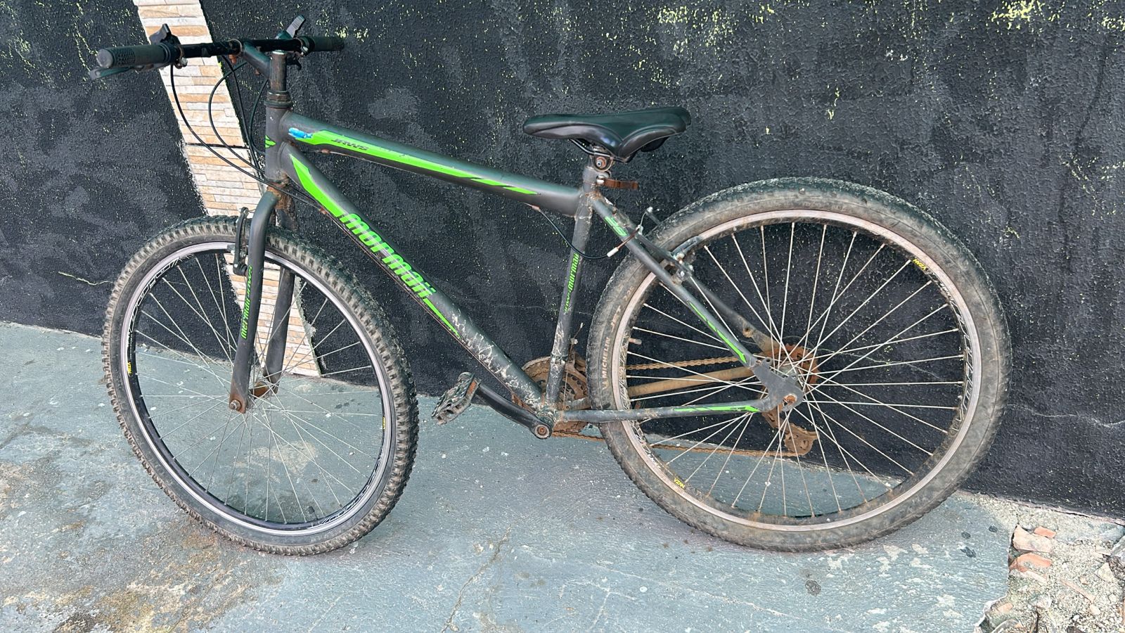 Homem que furtou roçadeira e roubou bicicleta é detido por populares em Guaratuba 1 A bicicleta roubada foi recuperada