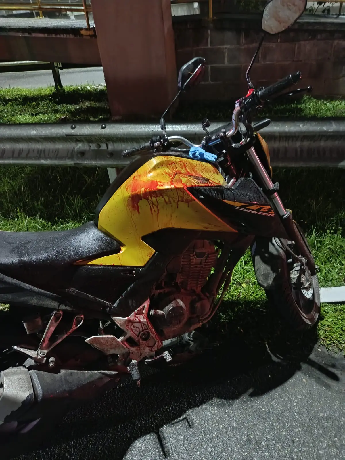 A motocicleta usada por Matheus foi encontrada, suja com sangue, em um terreno nas proximidades da PR-407
