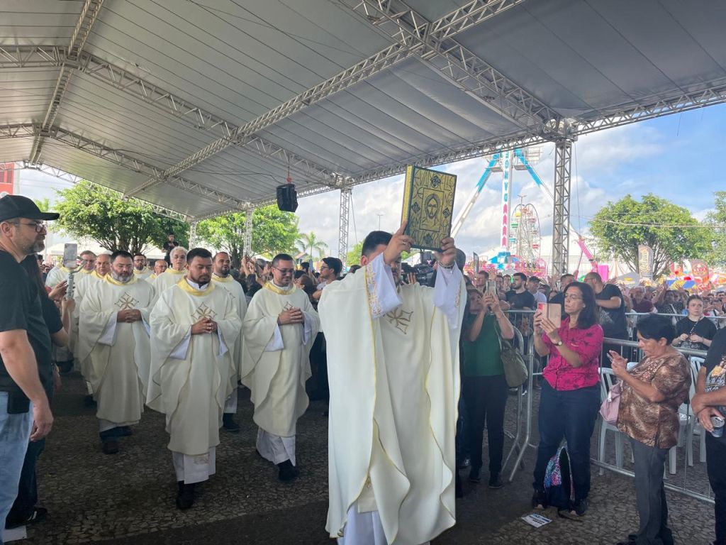 Missa Solene Campal em honra à Nossa Senhora do Rocio foi celebrada com milhares de devotos em Paranaguá 17 WhatsApp Image 2025 11 17 at 18.06.40 3 1