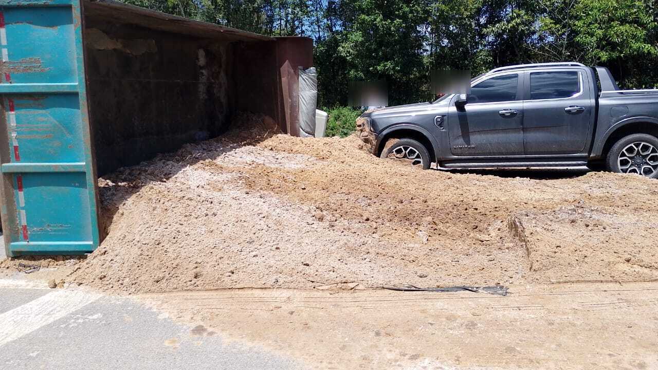 Acidente entre caminhão e veículos bloqueou a PR-407 durante três horas entre Paranaguá e Pontal do Paraná 1 WhatsApp Image 2025 11 20 at 15.14.56 3