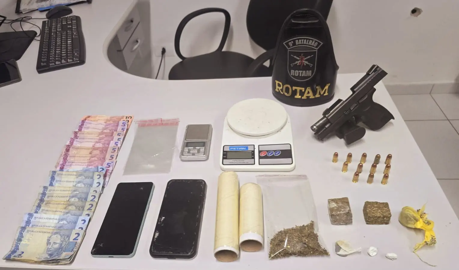 Buchas de maconha, porções de cocaína, dinheiro e centenas de embalagens plásticas também foram apreendidas