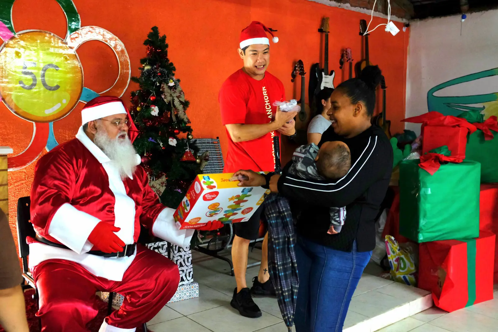 Centro Cultural 5C inicia campanha de arrecadação para a tradicional Festa de Natal 1 Anualmente, o evento natalino reúne mais de 300 crianças atendidas pelo projeto (Foto: Divulgação/5C)