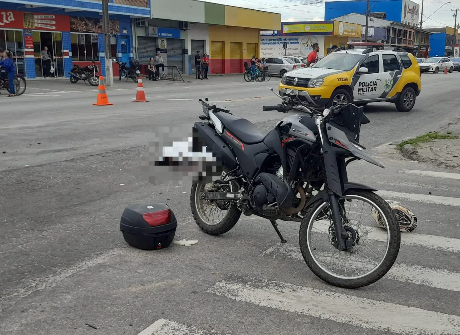 A motocicleta Yamaha XTZ 250, pilotada por Alessandro Kasburg, de 48 anos, bateu violentamente na lateral do caminhão-baú