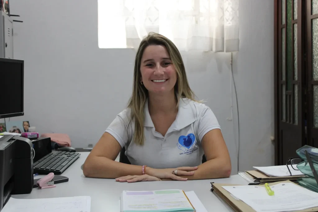 Asilo São Vicente de Paulo lança a campanha natalina “Natal de Luz” em Paranaguá 2 A assistente social e responsável técnica do Asilo São Vicente de Paulo, Emilyn Teixeira de Oliveira, destaca que o Natal é a época mais esperada pela instituição e pelos idosos (Foto: Folha do Litoral News)