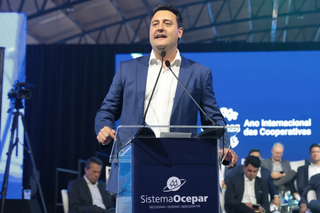 “Tenho buscado fazer com que o DNA do paranaense continue cooperativista. Hoje as escolas públicas ensinam educação financeira e as nossas têm estudado sobre cooperativismo, associativismo, empreendedorismo, oratória e planejamento familiar. Tudo isso pensando na continuidade desse ciclo de sucesso do Paraná”, detalhou o governador (Foto: Geraldo Bubniak/AEN)