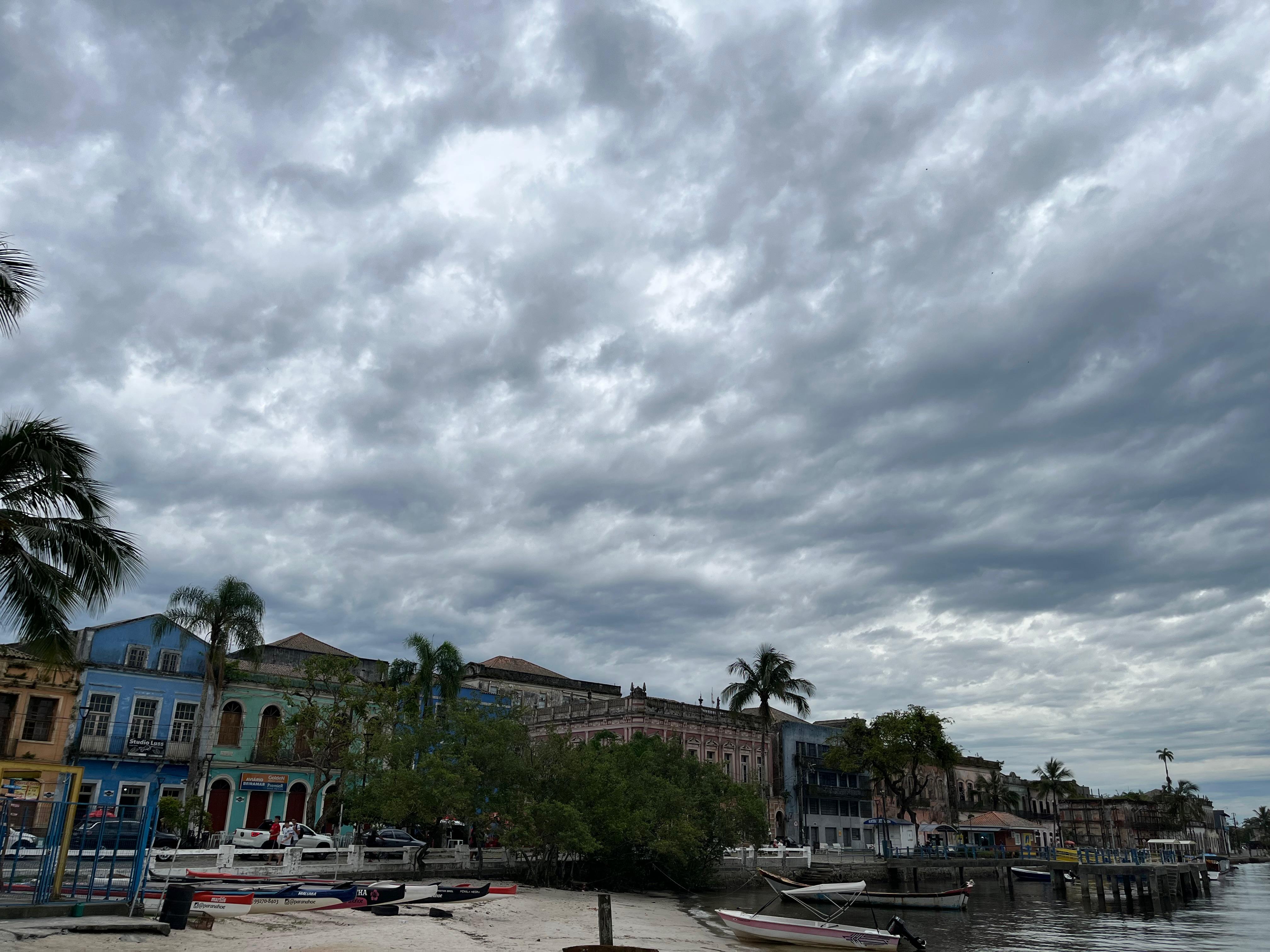 Para o sábado e o domingo, 14, os termômetros devem variar entre 20.°C e 29.°C na região litorânea, com previsão de chuva (Foto: Folha do Litoral News)