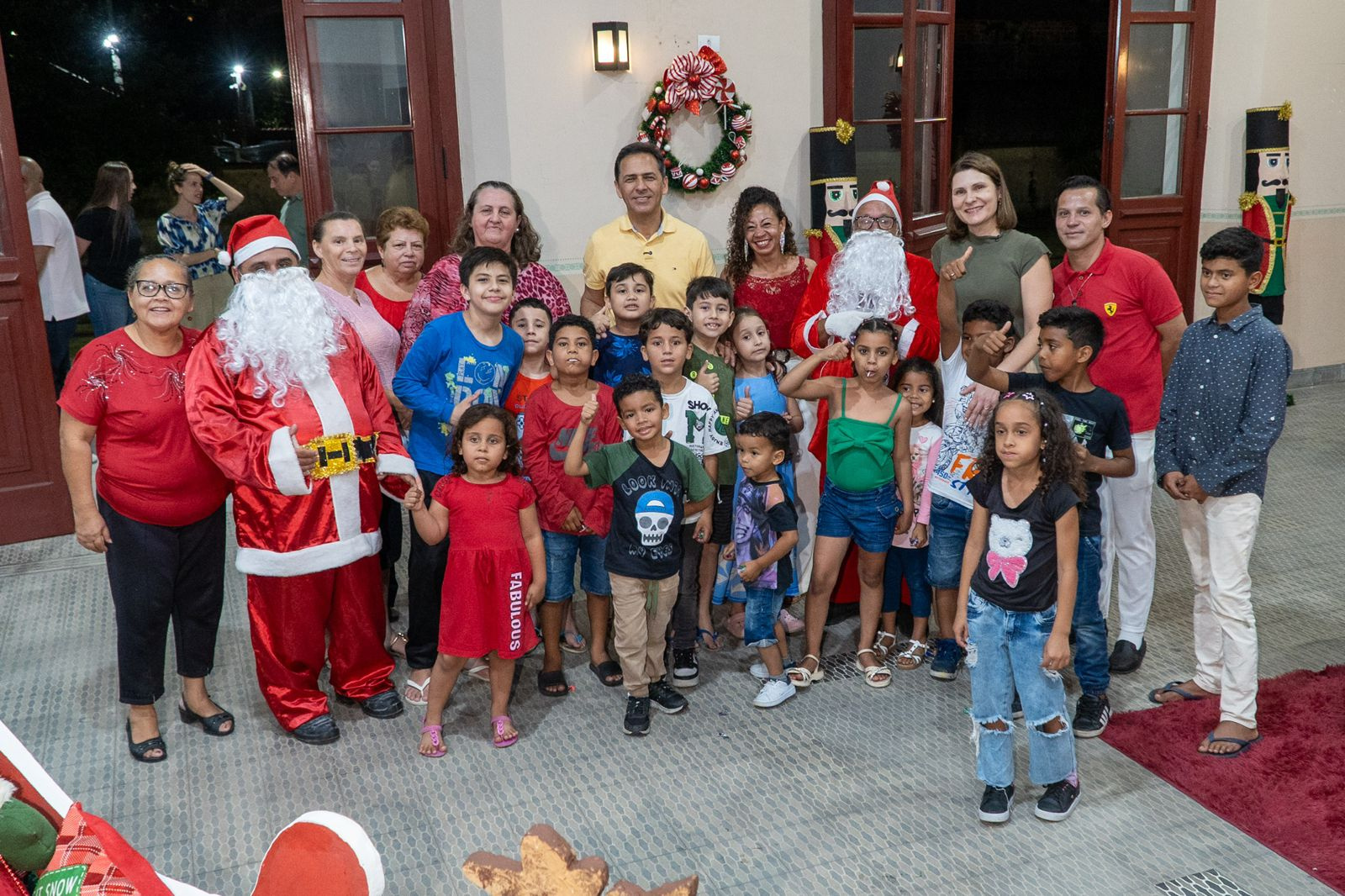 Abertura do Natal Solidário do Provopar encanta famílias na Estação Ferroviária 1 Centenas de famílias passaram pela Estação Ferroviária para conferir a decoração natalina preparada com carinho pela Provopar e suas voluntárias (Foto: Wilson Leandro/Prefeitura de Paranaguá)