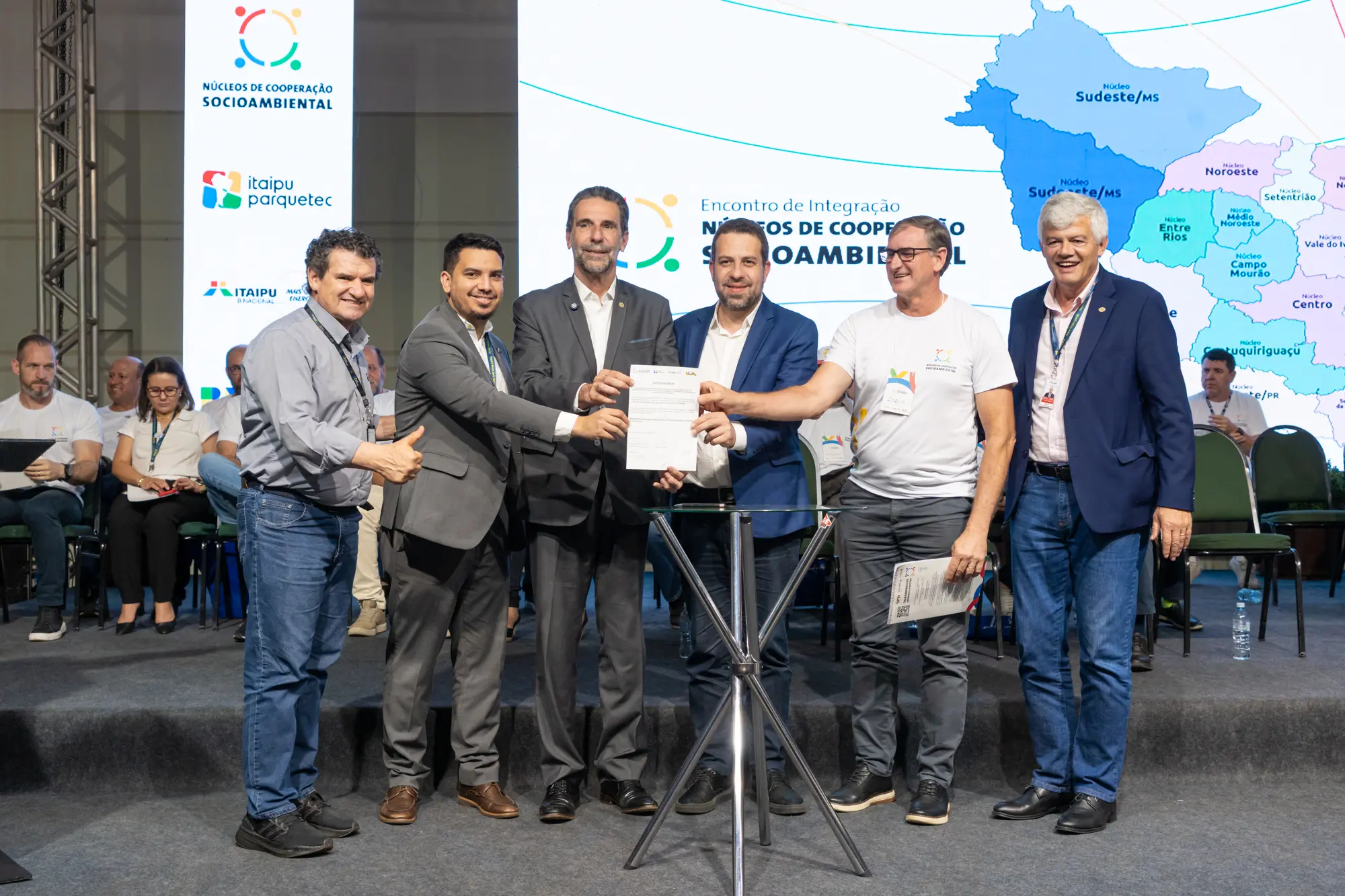 Assinatura do compromisso de apoio a projetos dos Núcleos de Cooperação Socioambiental (Foto: Sara Cheida/Itaipu Binacional)