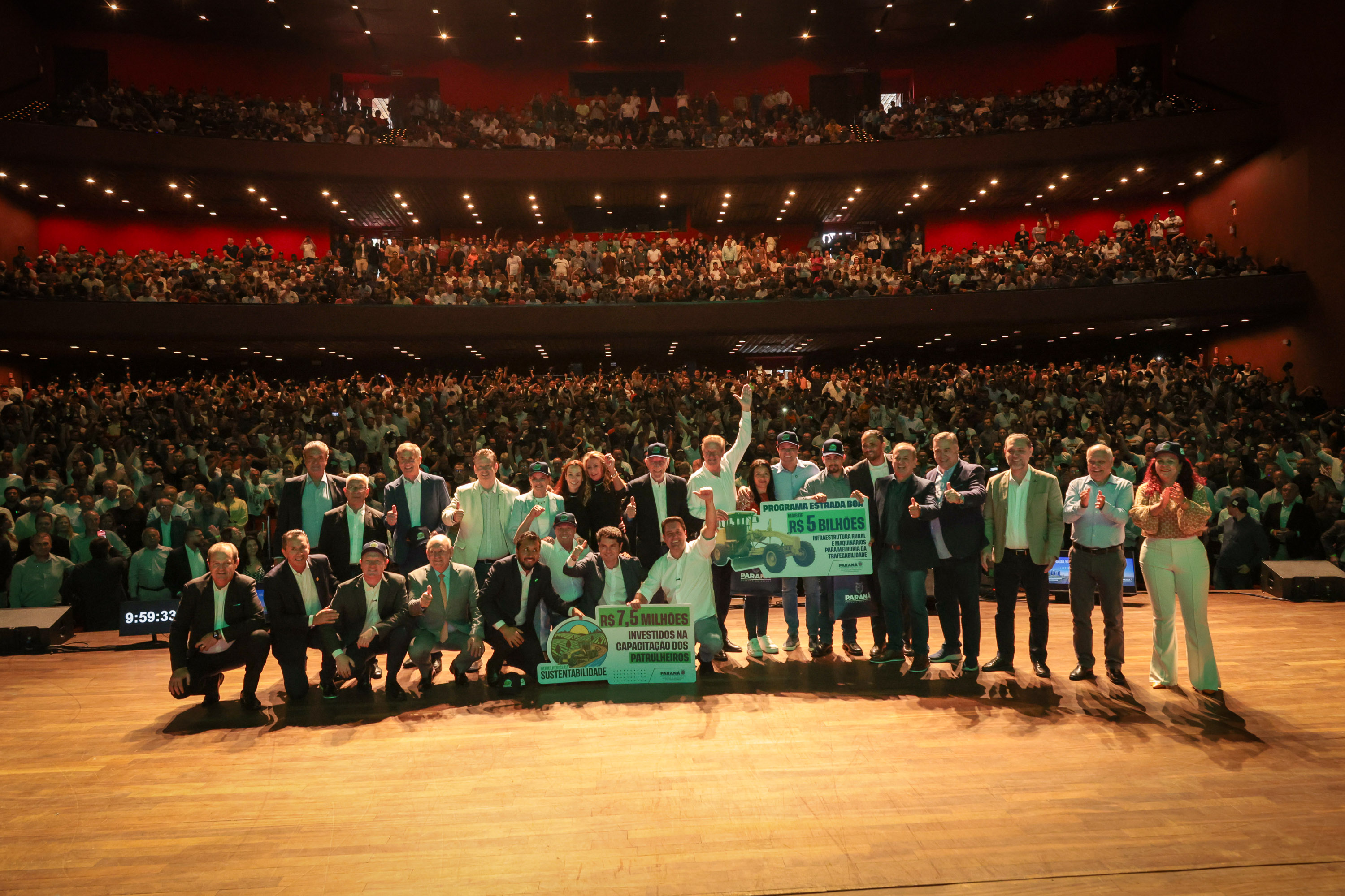 Patrulheiros da Sustentabilidade vai melhorar estradas rurais e conservar água e solo do Paraná 1 O Patrulheiros da Sustentabilidade vai capacitar 3 mil operadores de maquinário da linha amarela, como motoniveladoras, tratores, pás carregadeiras, escavadeiras e rolos compactadores (Foto: Geraldo Bubniak/AEN)