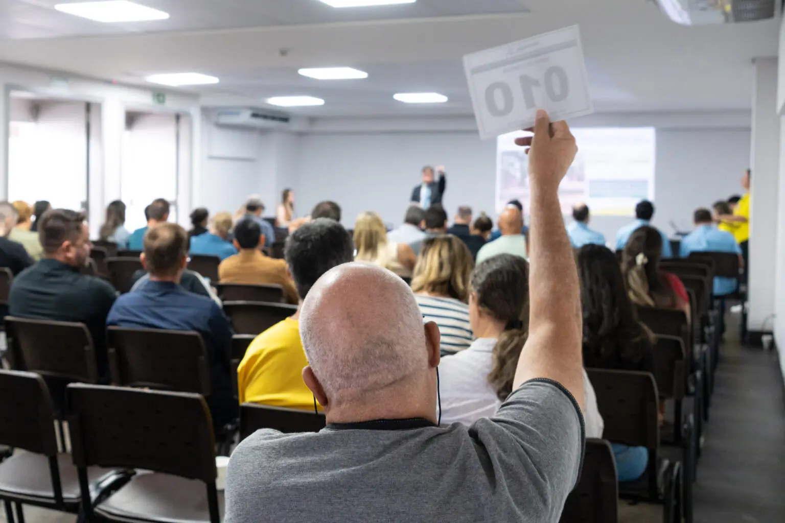 Leilão de casas da Itaipu comercializa quase R$ 21 milhões 1 Participantes arremataram 56 imóveis (Foto: Sara Cheida)