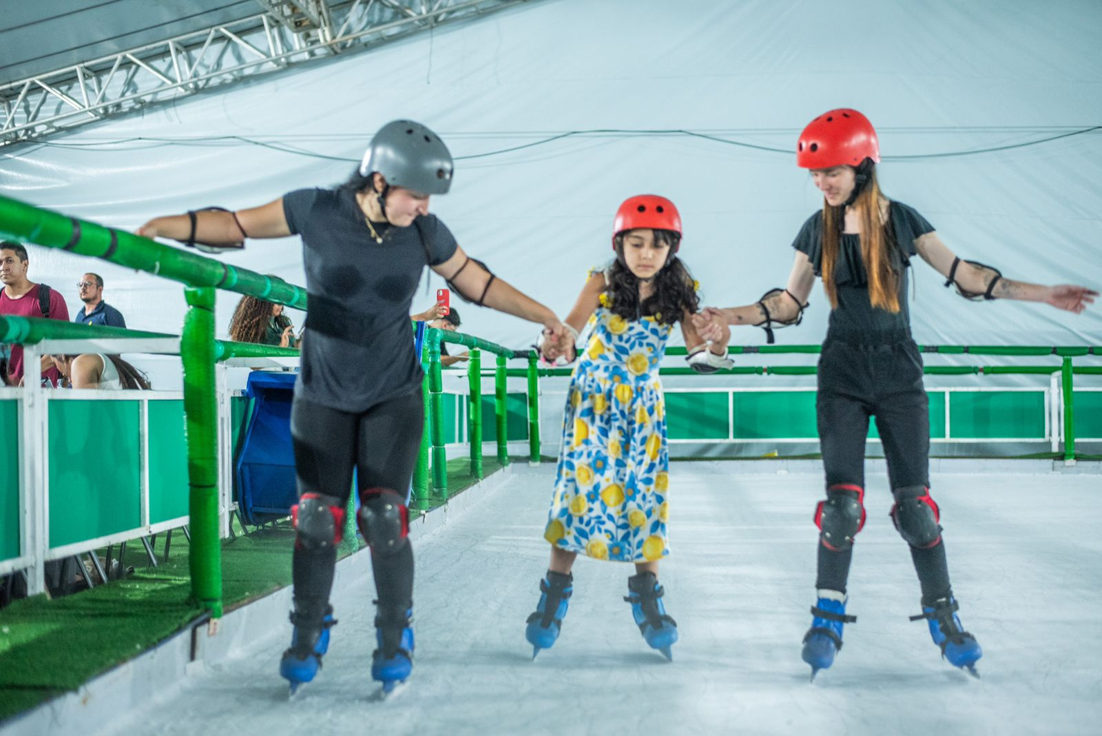 Pista de patinação no gelo continua em funcionamento em Paranaguá até o dia 13 de janeiro 1 21956