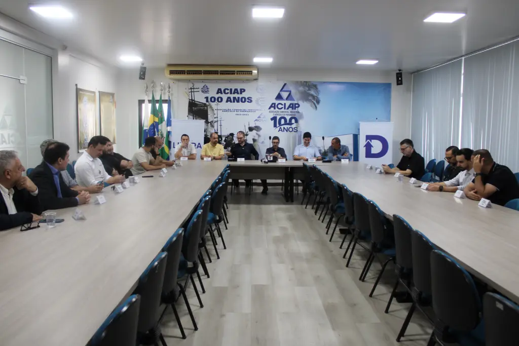 Grupo Lidera recebe diretor-presidente da Portos do Paraná no último encontro do ano na Aciap 3 “Foi uma boa troca de informações até pela carreira dele, pela experiência que ele tem. Luiz Fernando é jovem e já alcançou um cargo tão importante. Foi uma oportunidade de conhecer mais sobre sua história profissional”, ressalta Júnior Mahle, vice-presidente de Relacionamentos do Lidera (Foto: Folha do Litoral News)