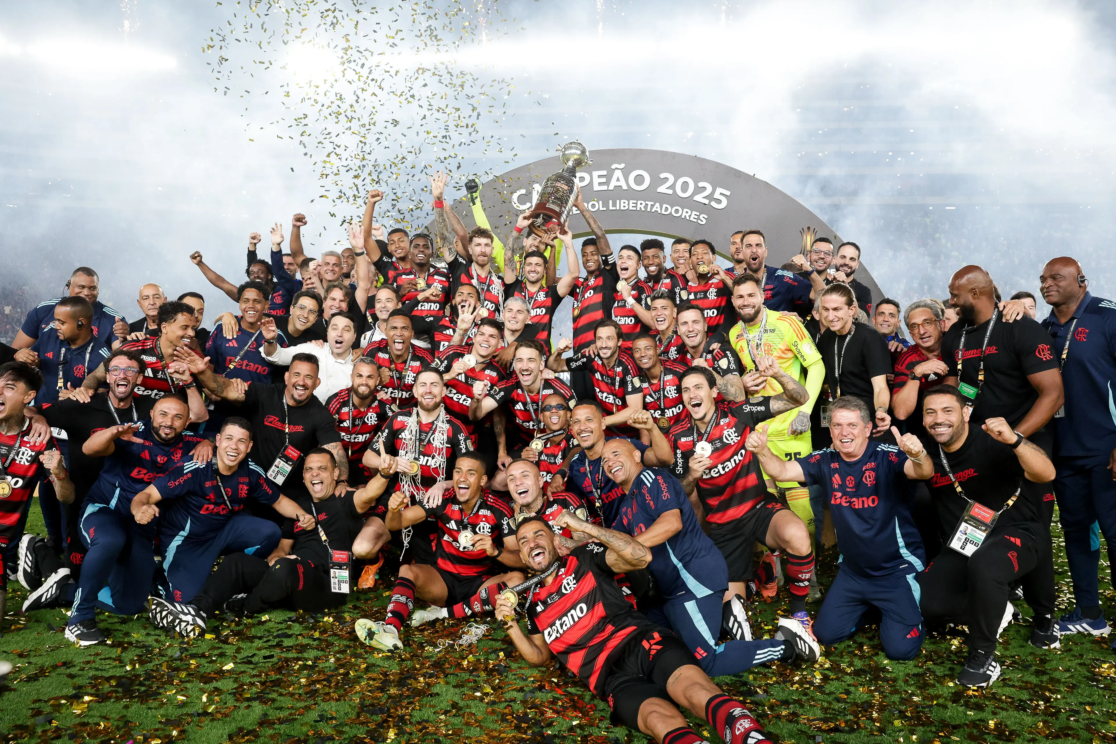 A festa dos campeões no Estádio Monumental U, de Lima (Foto: Gilvan de Souza / Flamengo)