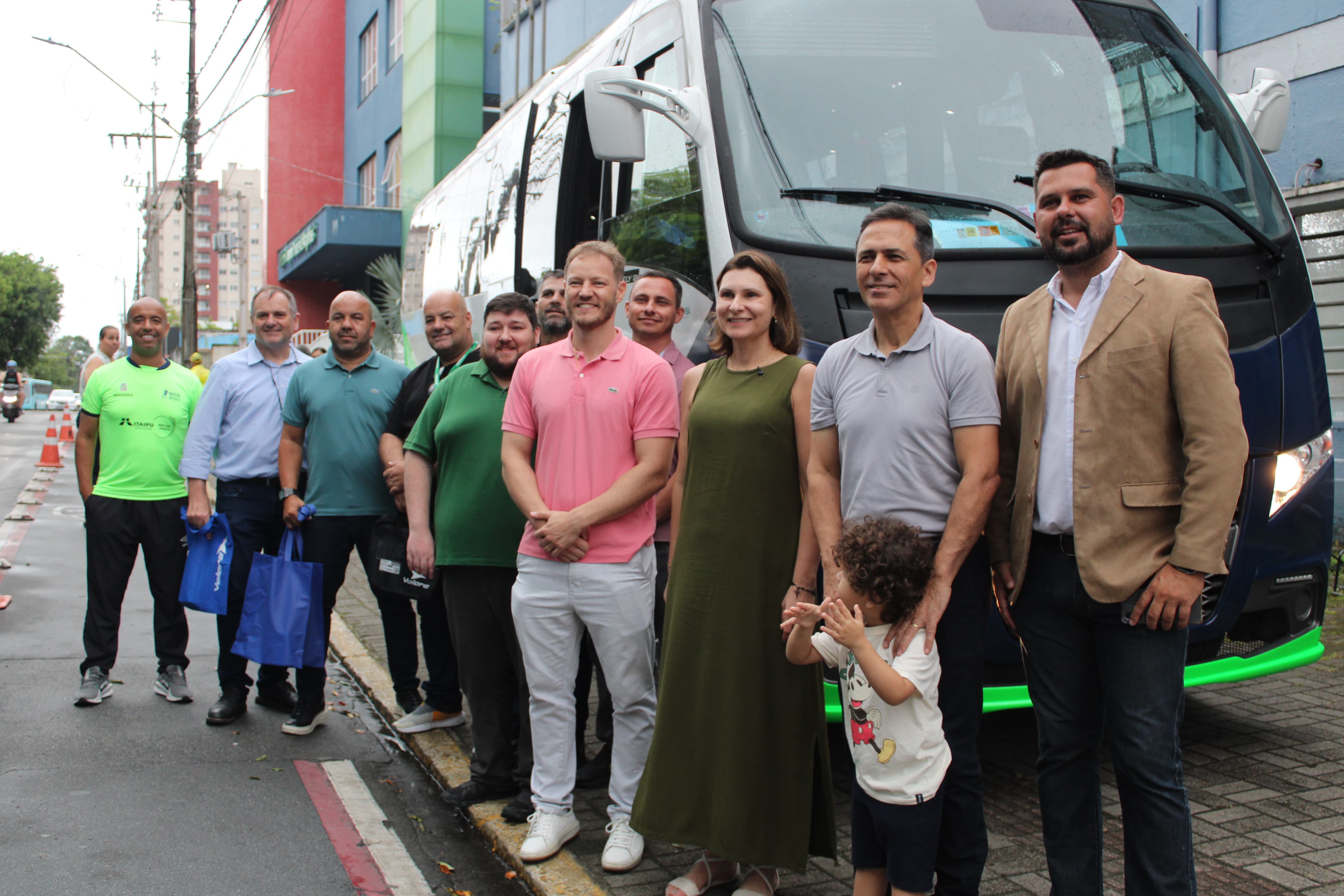 Entrega de ônibus rodoviário para transporte de pacientes fora de domicílio fortalece a saúde pública de Paranaguá 1 O veículo tem capacidade para 46 passageiros e passou a integrar a frota da saúde do município (Foto: Folha do Litoral News)