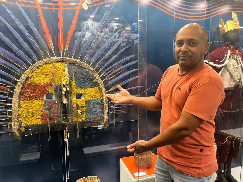 Exposição comemorativa contará a história dos 60 anos de atuação do MAE em Paranaguá 2 O secretário do MAE, Wesley Ventura, explica como funcionará a primeira parte da exposição em celebração aos 60 anos do museu (Foto: Folha do Litoral News)
