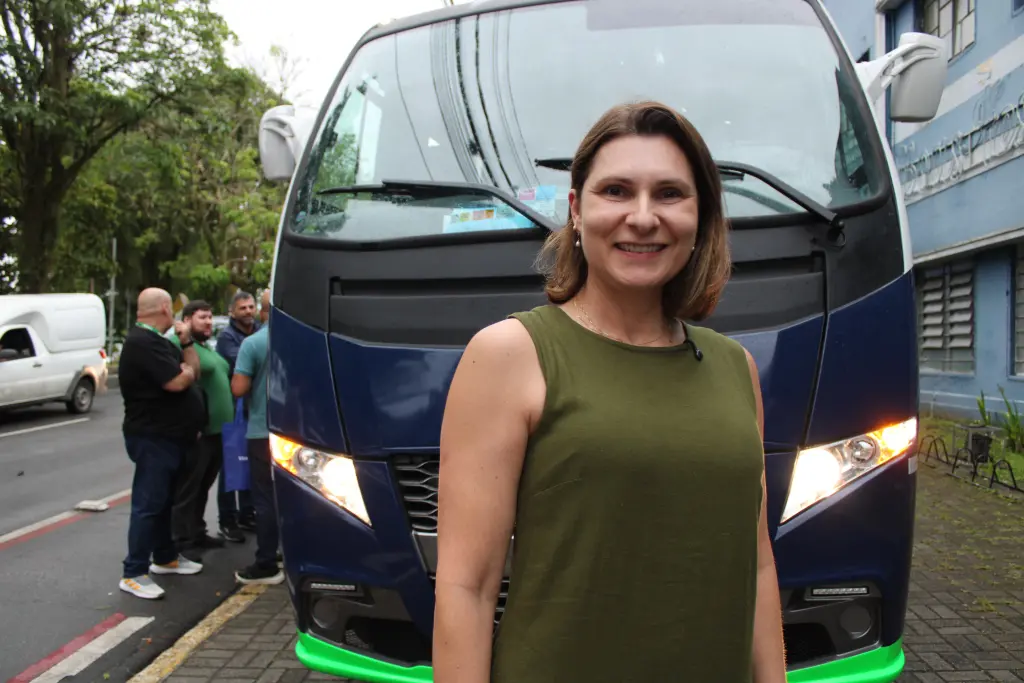 Entrega de ônibus rodoviário para transporte de pacientes fora de domicílio fortalece a saúde pública de Paranaguá 3 “Sabemos das dificuldades da saúde do nosso município e hoje essa entrega representa dignidade para quem mais precisa quando está passando um momento difícil de saúde”, disse a vice-prefeita, Fabiana Parro (Foto: Folha do Litoral News)