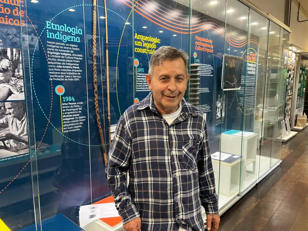 Exposição comemorativa contará a história dos 60 anos de atuação do MAE em Paranaguá 6 “O que mais impressiona é o que o museu está recebendo bastante o público asiático, filipino, chinês e indiano, e isso é muito interessante”, destaca o auxiliar administrativo do MAE, Luiz Cezar Rodrigues, mais conhecido como “Cezinha do Museu” (Foto: Folha do Litoral News)