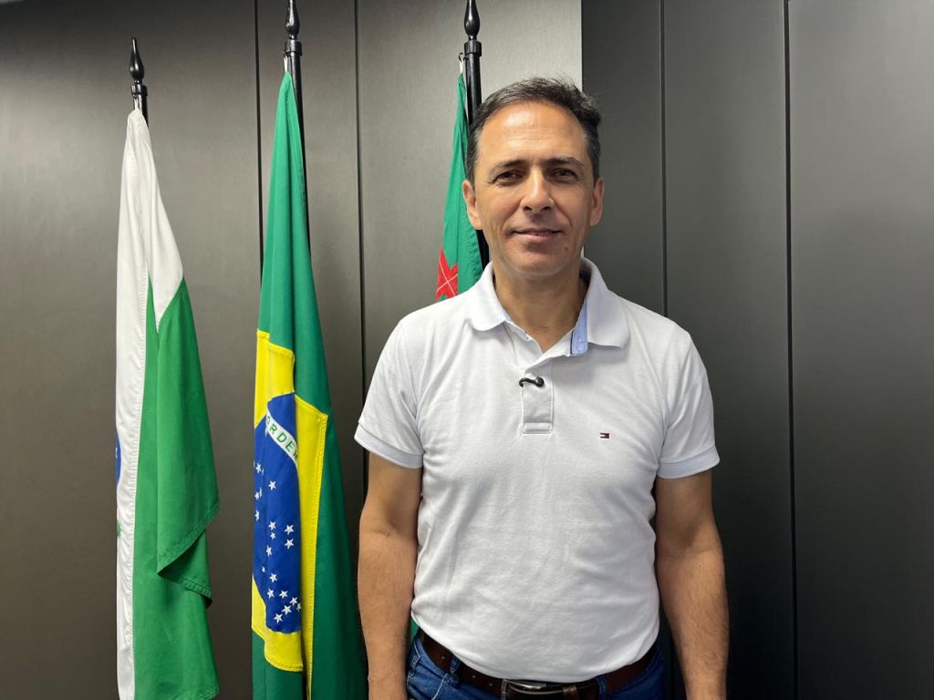 Governo do Estado e Portos do Paraná assinam e concluem novo Plano de Cargos e Salários da empresa pública 5 “É um momento bem especial. Sou oriundo da área sindical, filho de estivador e é uma conquista de todos esses trabalhadores que diariamente estão aqui na luta”, disse o prefeito de Paranaguá, Adriano Ramos (Foto: Folha do Litoral News)