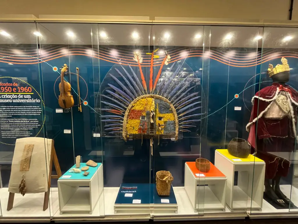 Exposição comemorativa contará a história dos 60 anos de atuação do MAE em Paranaguá 5 WhatsApp Image 2025 12 01 at 17.18.15 2 1