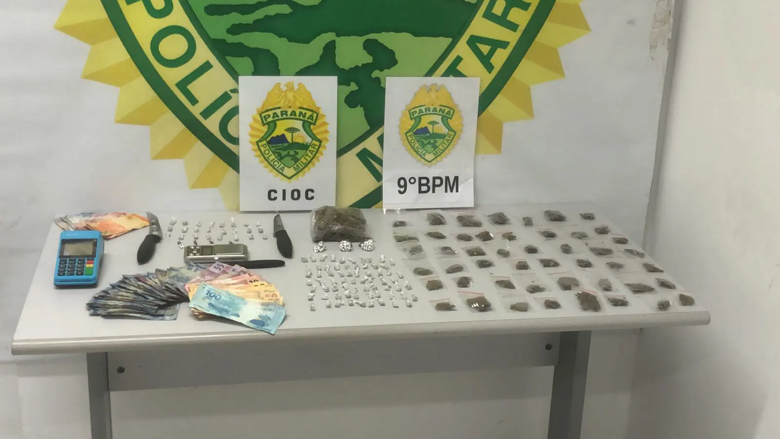 OPERAÇÃO FARO: Suspeitas de envolvimento com o tráfico de drogas são presas e apreendidas em ação com cães farejadores na Ilha dos Valadares 1 Denúncias anônimas levaram os policiais até o imóvel no Beco do Óleo