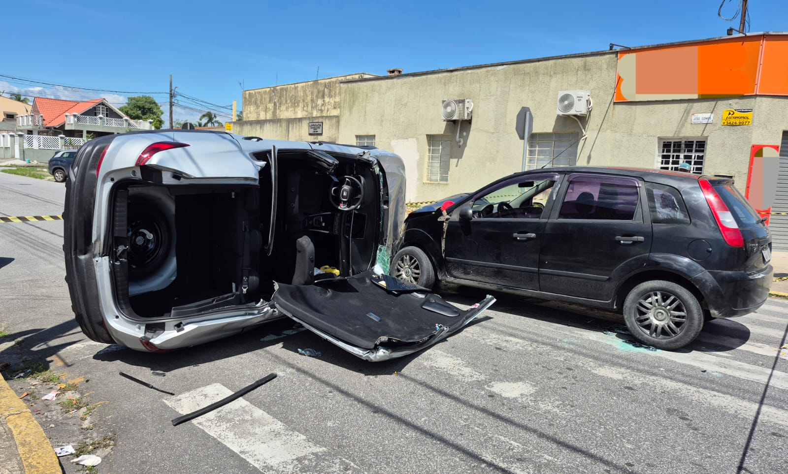 Carro tomba após acidente no bairro Campo Grande em Paranaguá 1 Usando equipamentos especiais e técnicas de resgate veicular, os militares cortaram o teto do automóvel