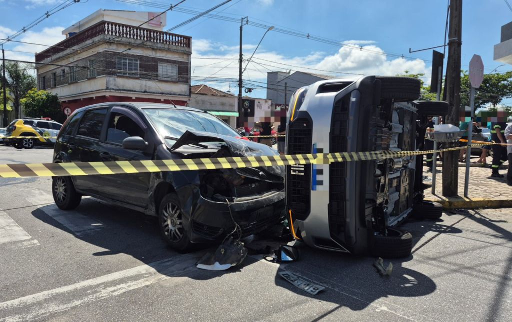 Carro tomba após acidente no bairro Campo Grande em Paranaguá 3 WhatsApp Image 2025 12 15 at 16.06.00